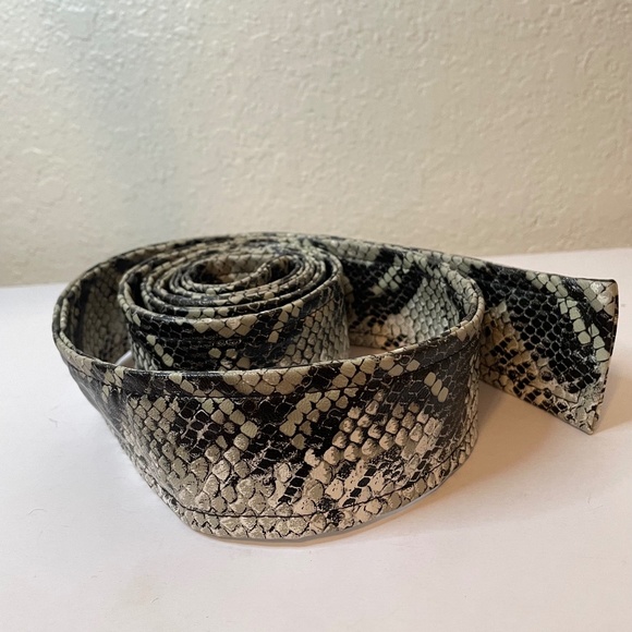 Super chic vegan leather snakeskin embossed black cream gray wrap belt! 🐍 - Picture 2 of 9